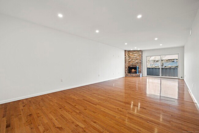 Building Photo - 1153 Stratfield Rd
