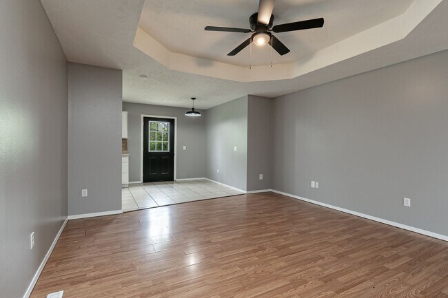 Building Photo - REMODELED 3 Bedroom | 2 Bathroom | 2 Car G...