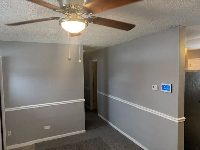 Building Photo - 3 Bedrooms 1 Bathroom available