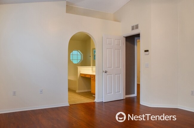 Building Photo - Four Bedrooms in Hickory Hill!