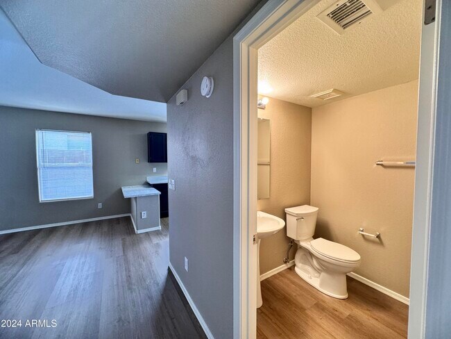 Building Photo - 10453 N 76th Dr