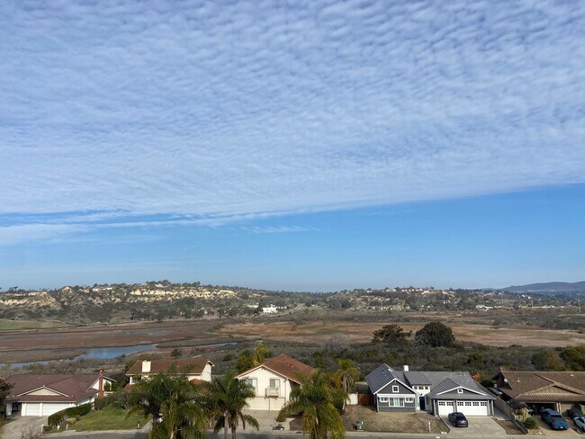 Building Photo - Updated 5 Bed, 3 Bath in Lomas Santa Fe Hi...