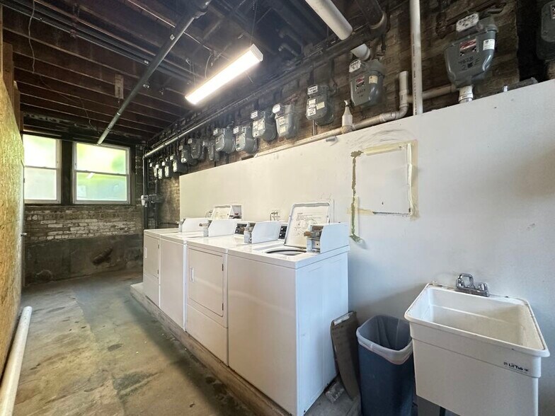 Building Photo - 4830 W Addison St
