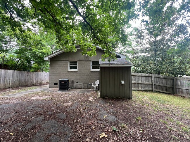 Building Photo - Cozy 2 Bedroom Minutes From Downtown