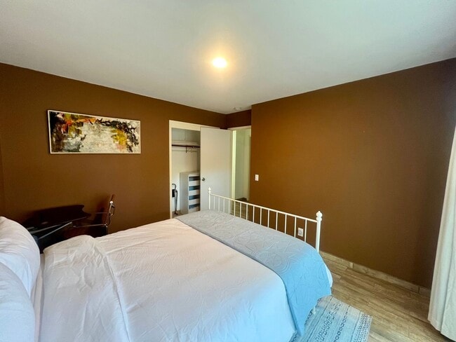 Building Photo - Furnished Single Family Home in Pacific Gr...