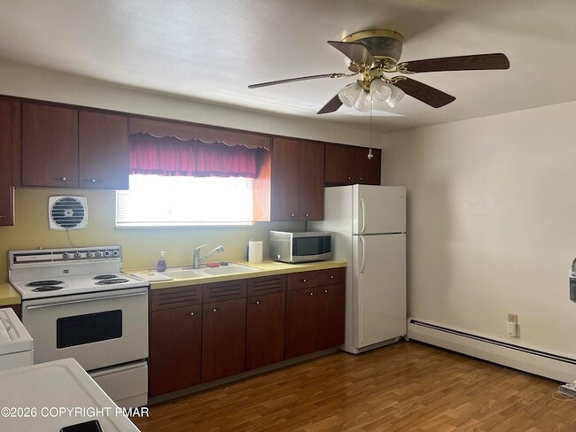 Building Photo - 144 E Diaz Ave