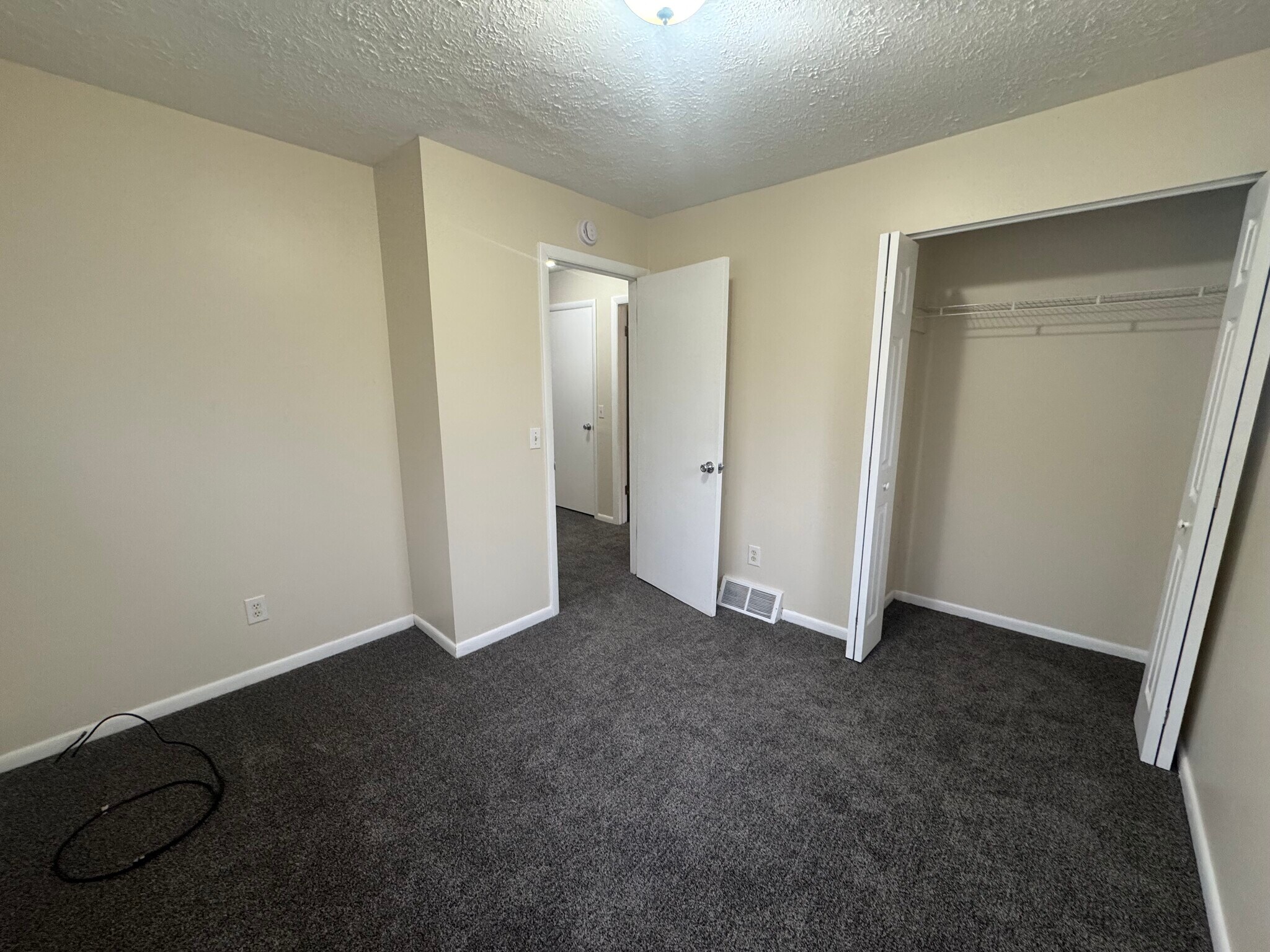 Building Photo - 1325 Vermont Pl NE