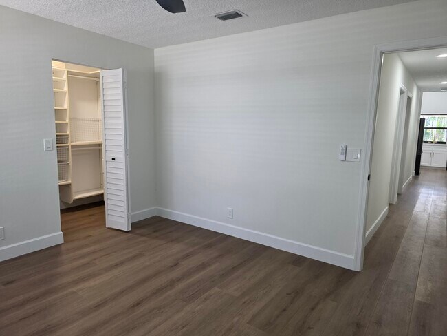 Building Photo - 11354 Island Lakes Ln