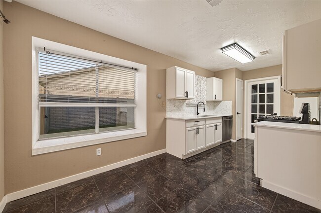 Building Photo - 614 Northaire Dr