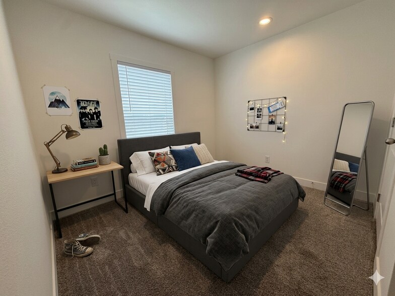 Building Photo - 3601 E Wyoming Ave