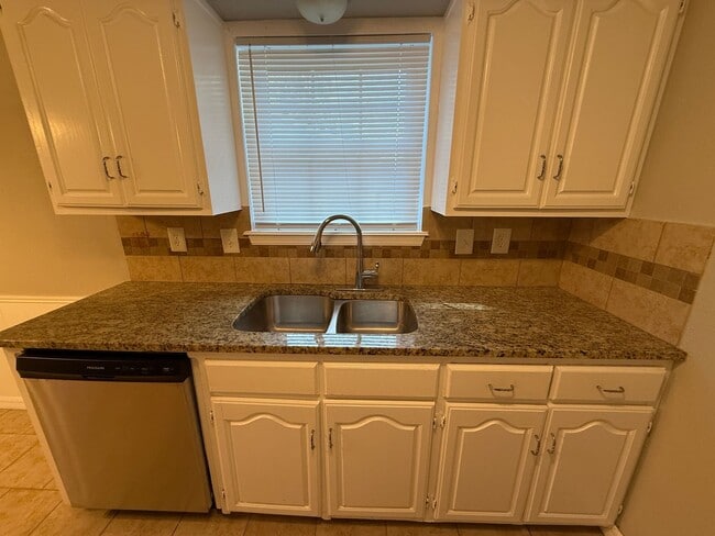 Building Photo - 4 Bedroom, Vinyl Flooring House, Large Yar...