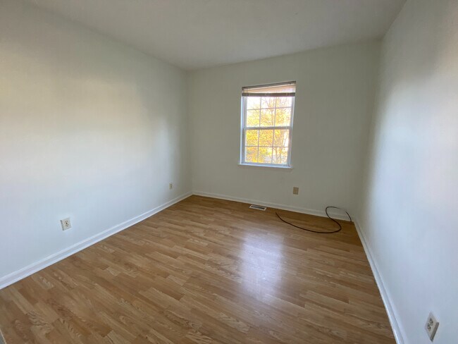 Building Photo - Room in House on Renyard Ct