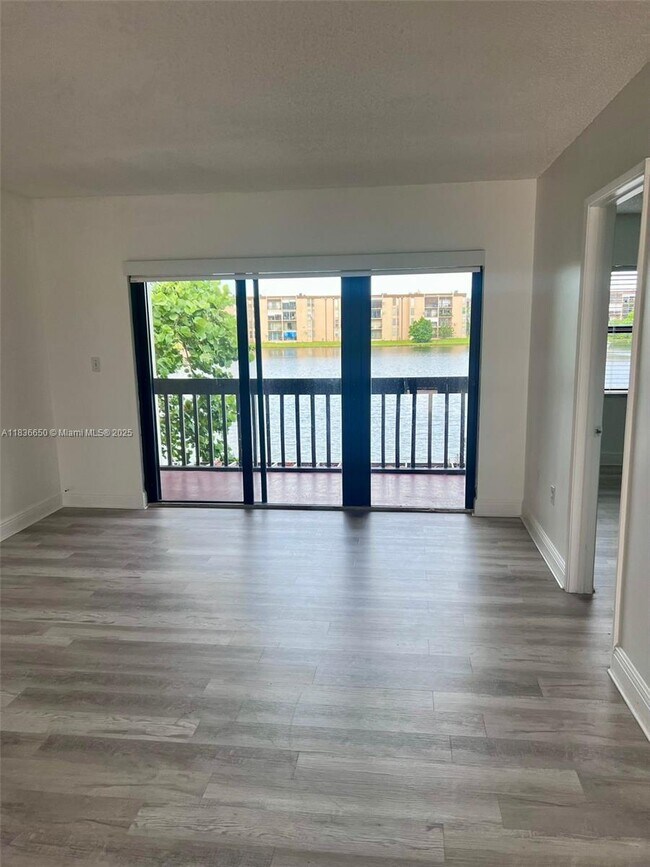 Building Photo - 8875 Fontainebleau Blvd