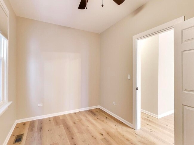 Building Photo - 4213 W Roscoe St