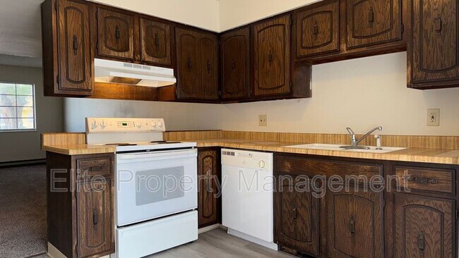 Building Photo - 25 Royal Crest Dr