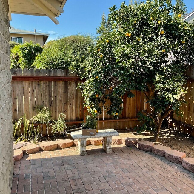 Building Photo - 272 S Grand St