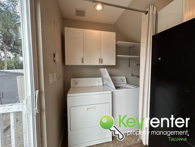 Building Photo - Gorgeous Craftsman 3 Bed 2 Bath Tacoma House