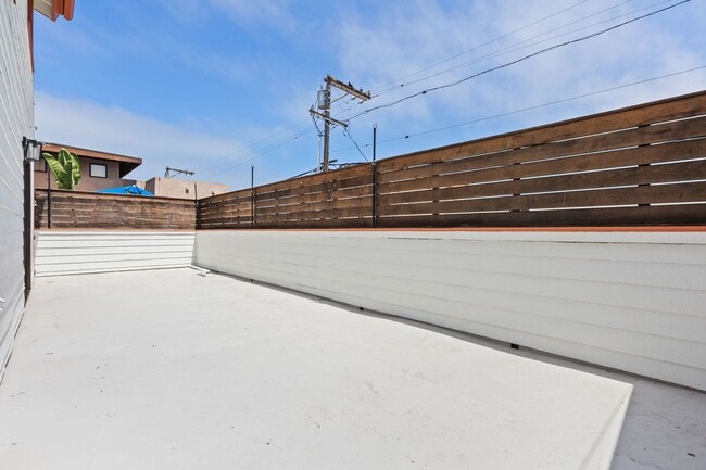 Building Photo - Spacious 3 Bed / 3 Bath Ocean Beach Townhome with Private Patio & Garage - Available NOW
