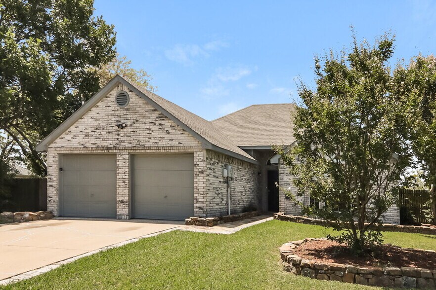 Building Photo - 706 Valleycreek Rd