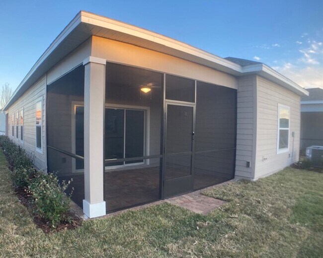 Building Photo - Stylish & Low-Maintenance Living in Oakleaf Community