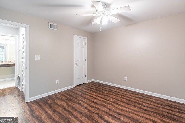 Building Photo - 547 Granville Ct