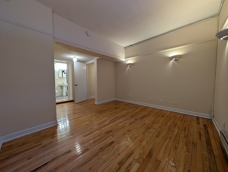 Building Photo - 957 W Cornelia Ave