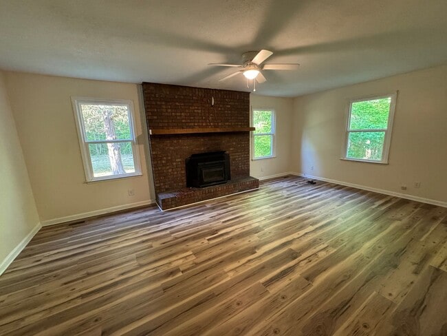 Building Photo - Well Maintained 3 Bedroom 2 Bath on a Private 1 Acre Lot
