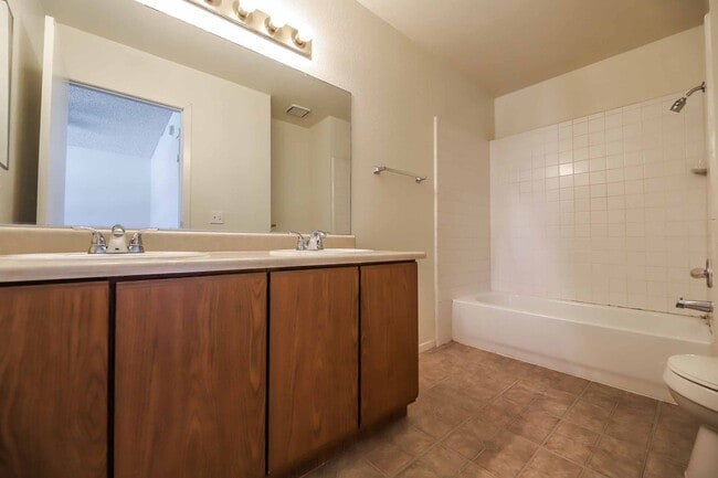 Building Photo - CUTE 2 BEDROOM CONDO!