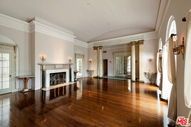 Building Photo - 803 N Rexford Dr