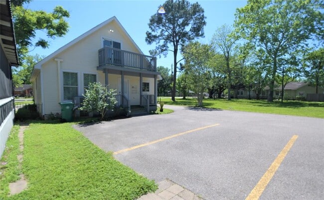 Building Photo - 5307 Pine Ave