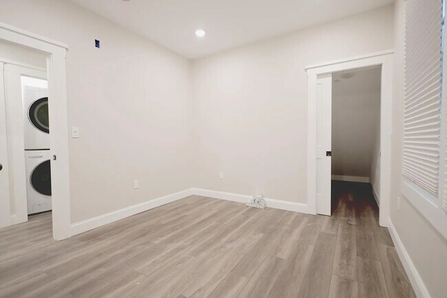 Building Photo - 701 E 2nd St