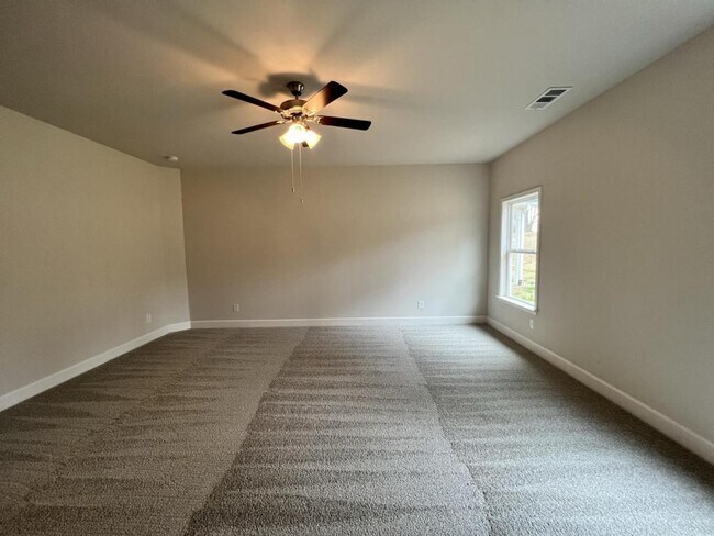 Building Photo - 130 Hawthorn Ln