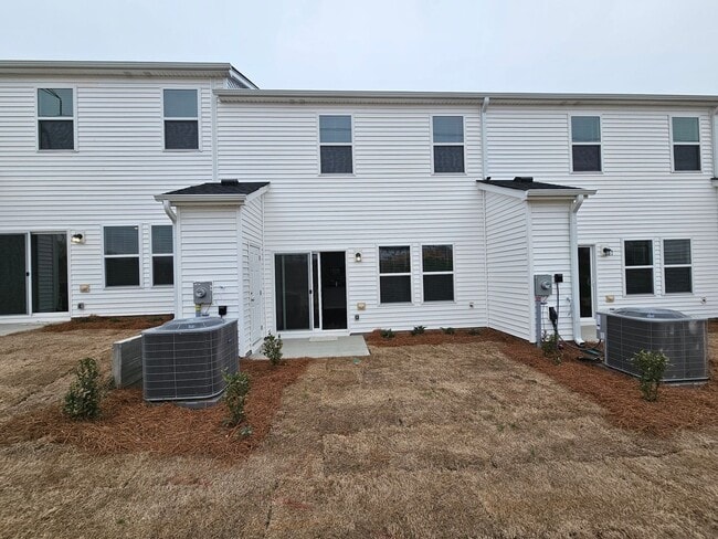 Building Photo - Like-New townhome in Concord
