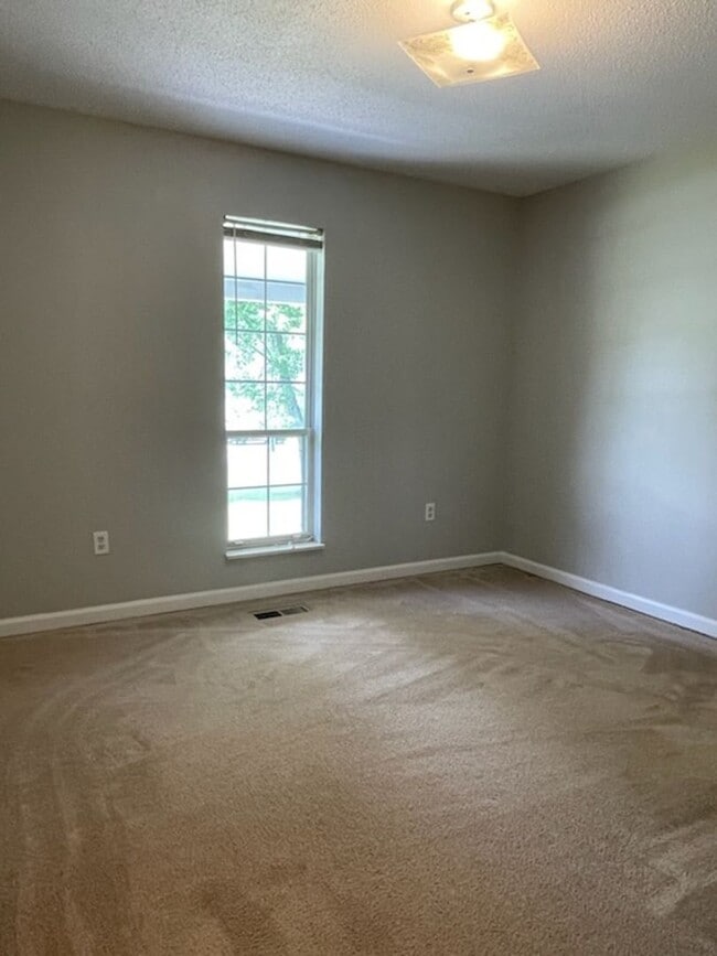 Building Photo - Move In Ready!!