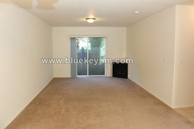 Building Photo - 2 Bed, 2.5 Bath  Townhome in Rockwood Neighborhood