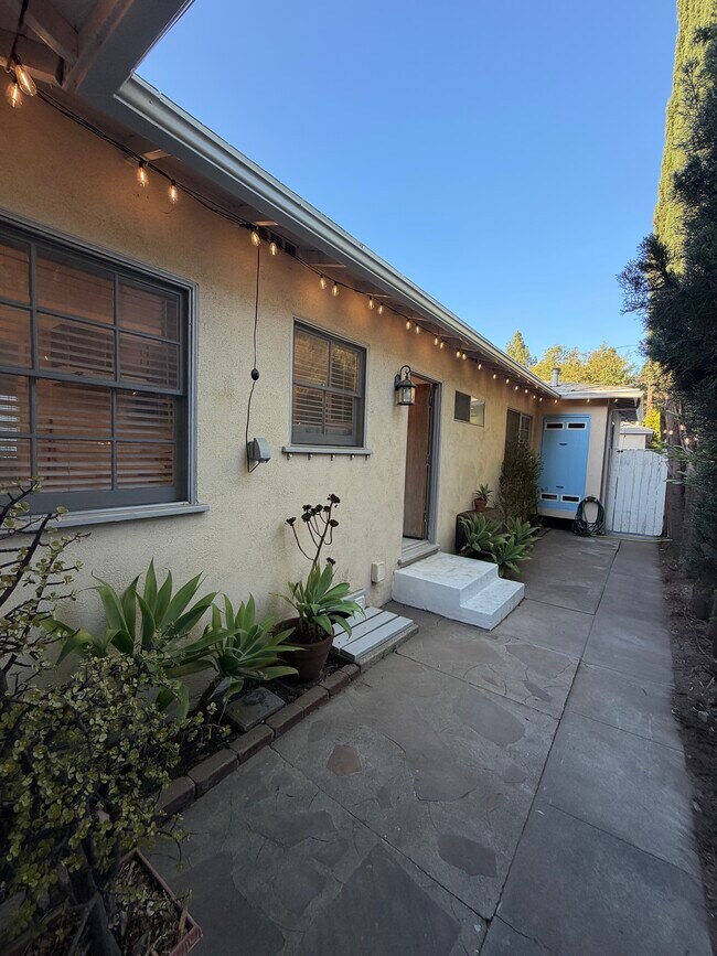 Building Photo - 124 N Beachwood Dr