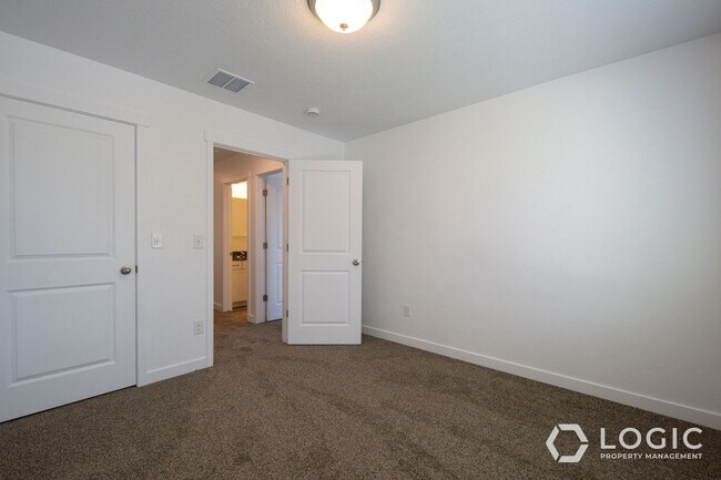 Building Photo - Gorgeous Row End Townhome!