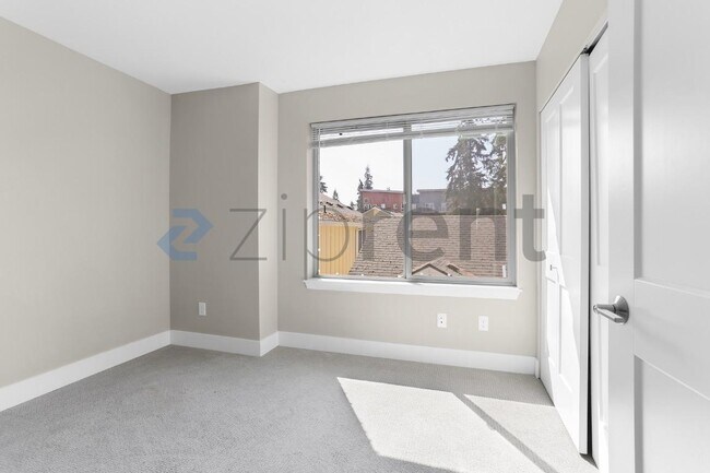 Building Photo - Unit B
