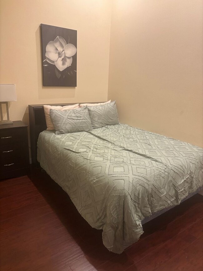 Building Photo - Panorama Towers / Villa Style Condo on two...