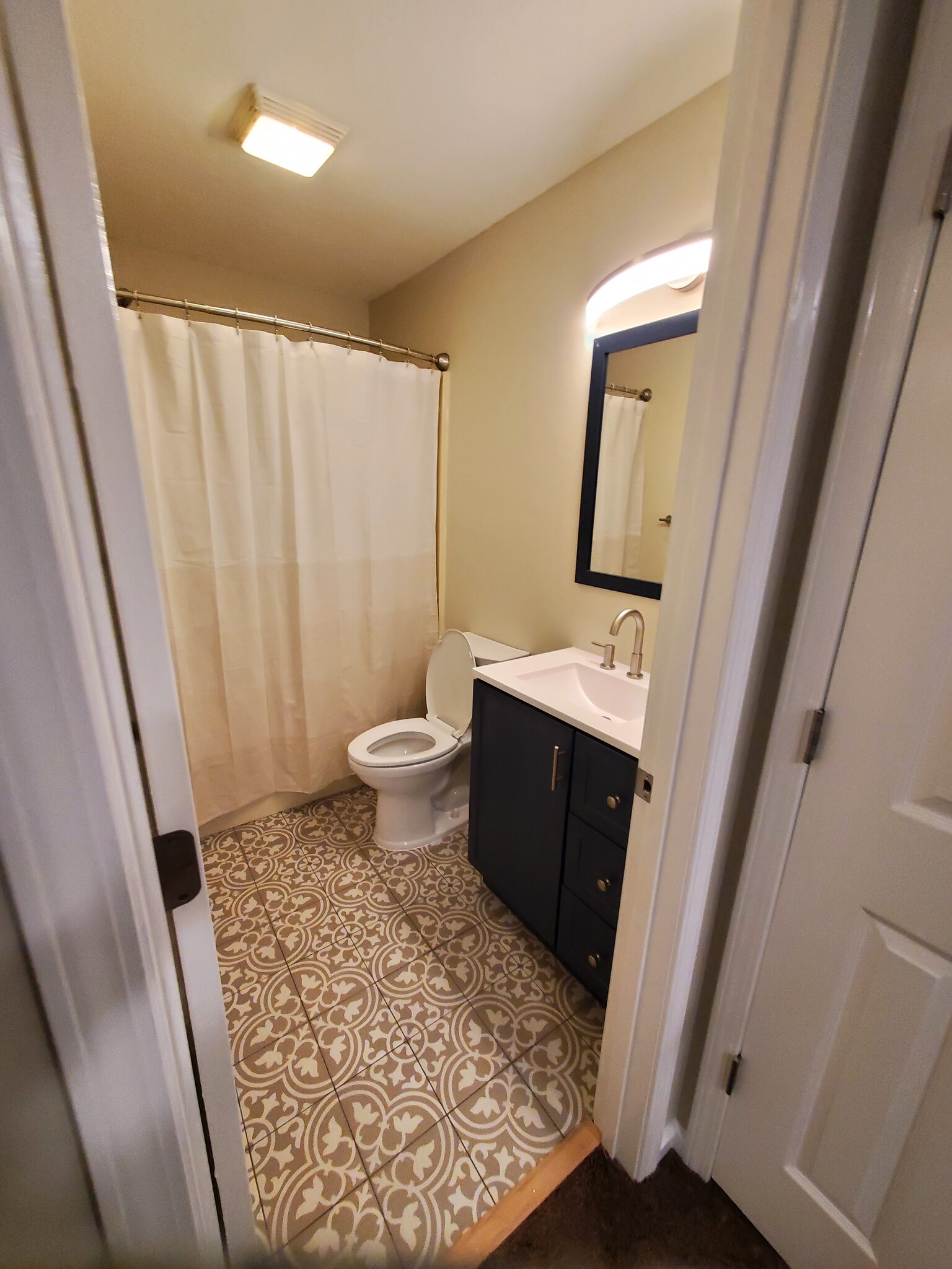 Full bathroom - 405 Church St