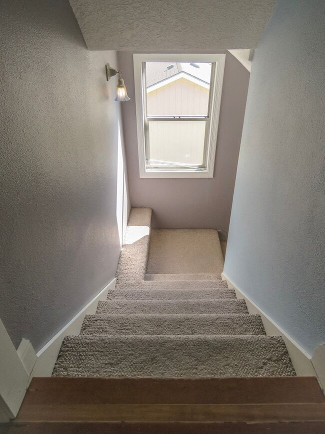 Building Photo - *** 4 Bedroom Sellwood Home ***