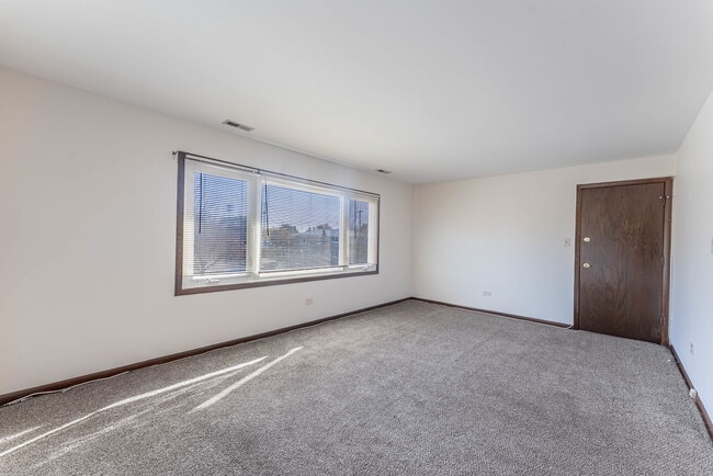 Building Photo - 7560 Banks St