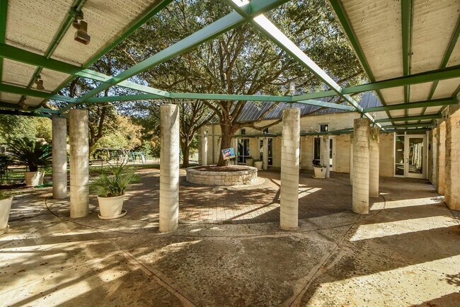 Building Photo - 2205 Waterway Bend