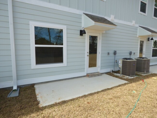 Building Photo - Beautiful New Townhome in Admiral's Quarters