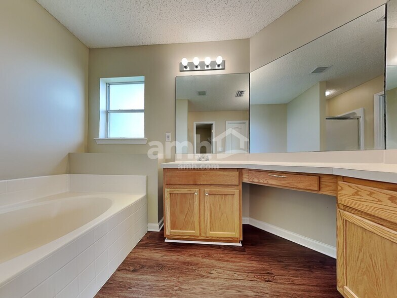 Building Photo - 14131 Crestwick Dr E