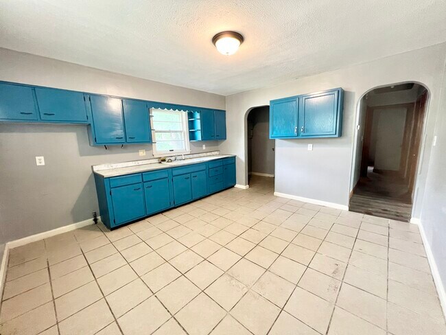 Building Photo - 2400 Burwell Ave