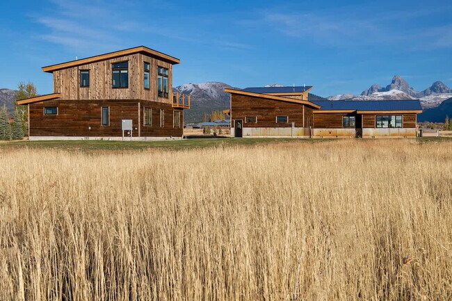 Building Photo - 3402 Alta Vista Dr