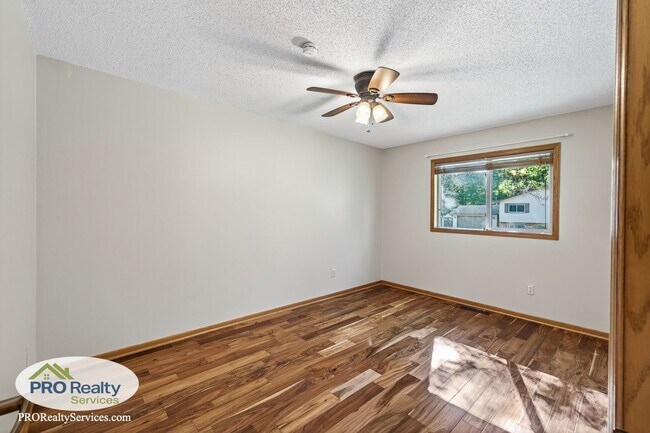 Building Photo - 4 Bedroom Home **Free November Rent with a...