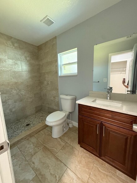 Building Photo - 320 E Oak St