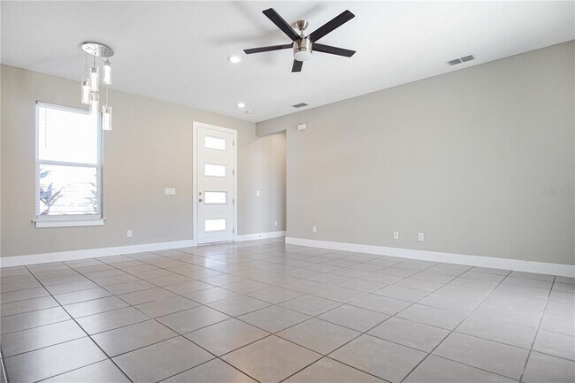 Building Photo - 210 Goldenrod Ln